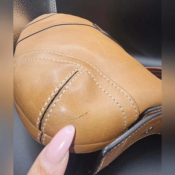 Vintage Coach Soho Flap leather shoulder bag in a British Tan color. - Picture 7 of 16